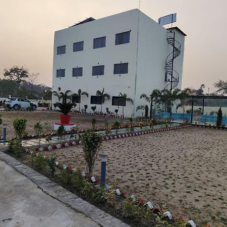 The Velvet Sky Hotel & Resort Bahraich Buitenkant foto