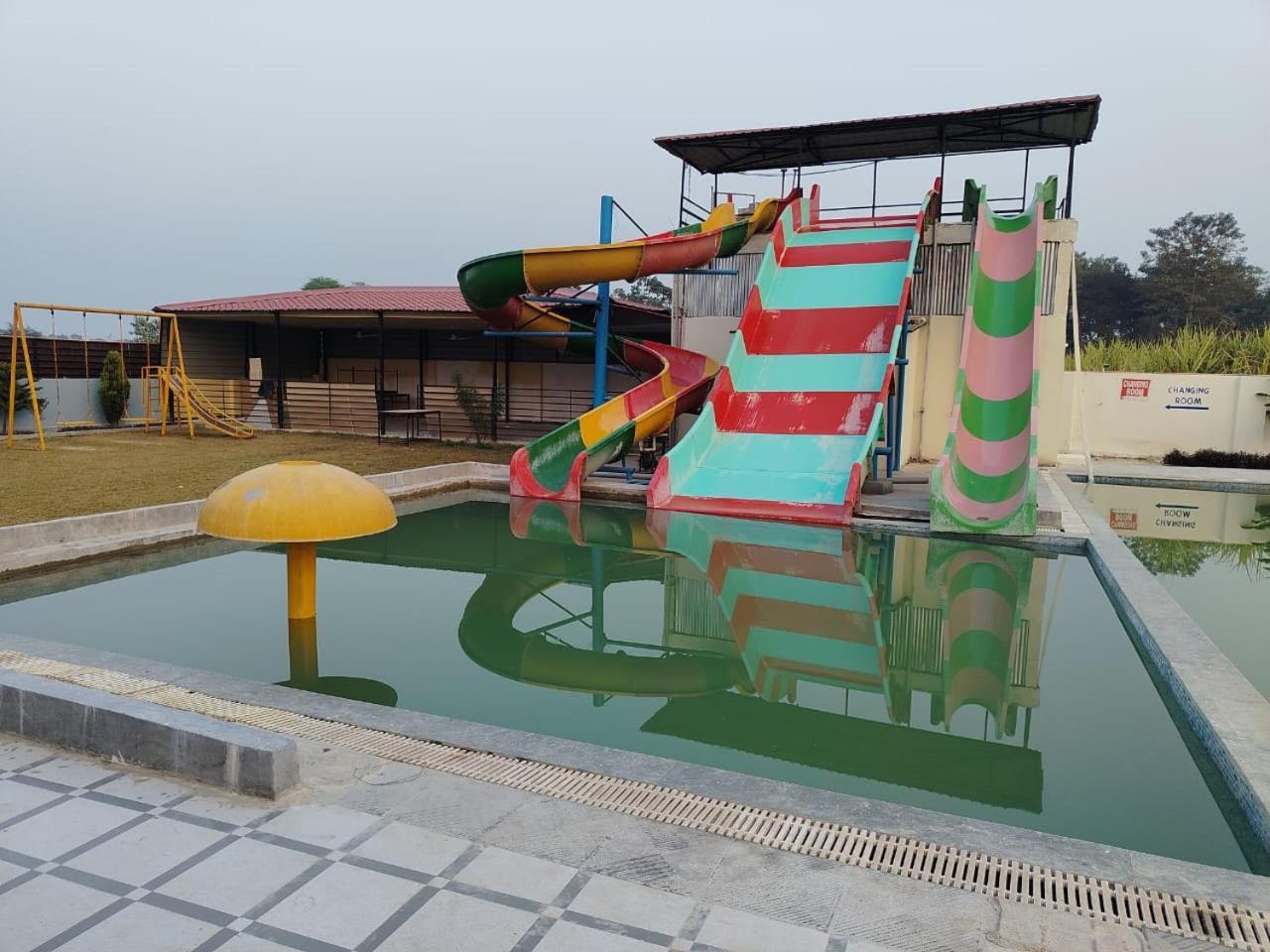 The Velvet Sky Hotel & Resort Bahraich Buitenkant foto