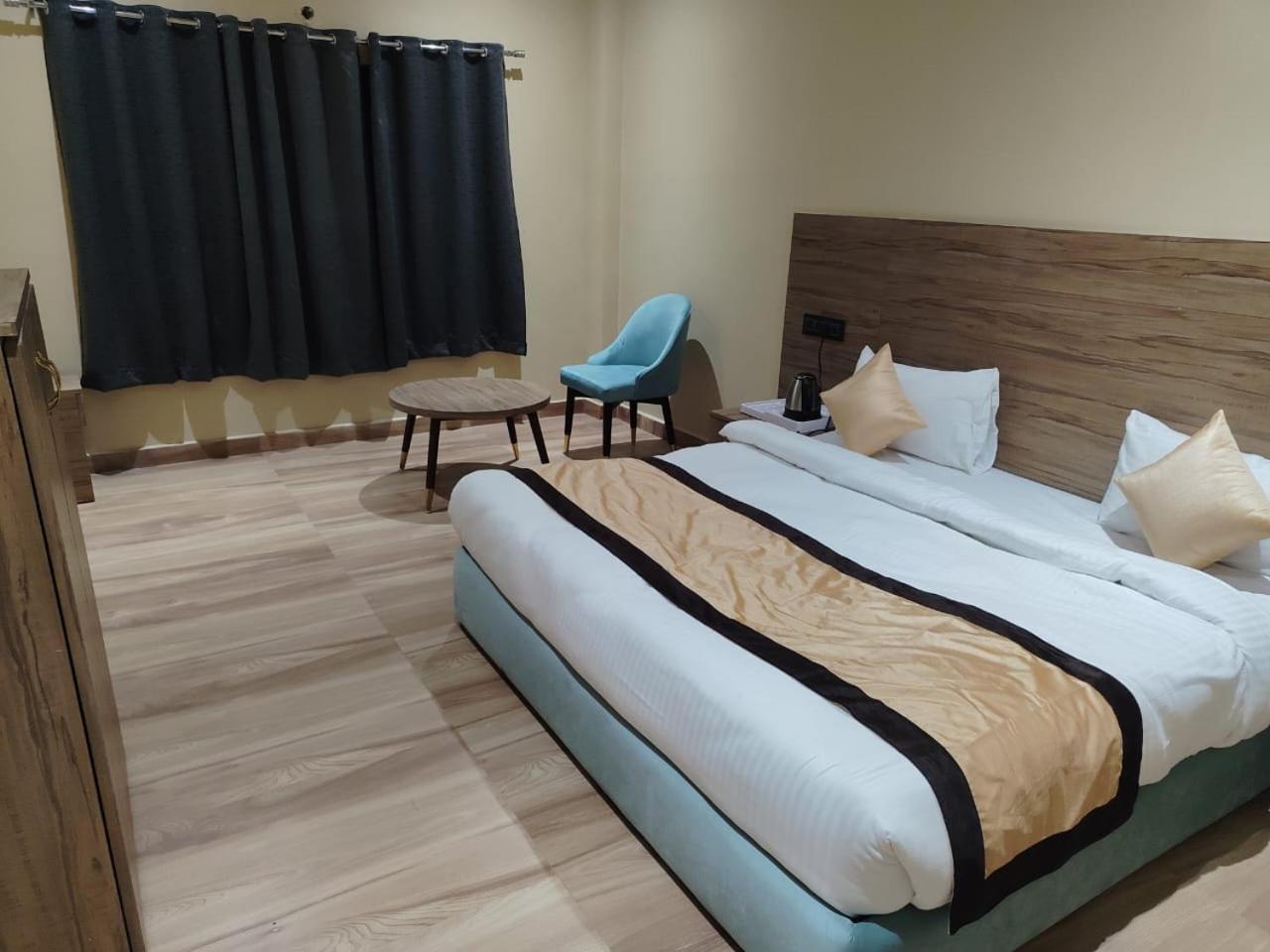 The Velvet Sky Hotel & Resort Bahraich Buitenkant foto